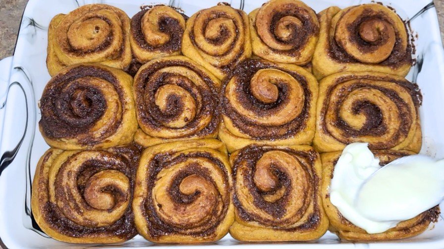 Pumpkin Spice Cinnamon Rolls3- MoveYuhHand