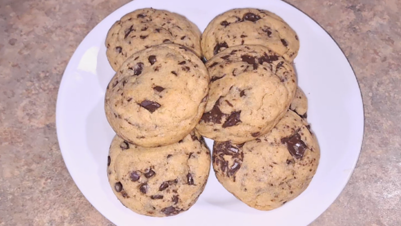 brown butter chocolate chip cookie=MoveyuhHand