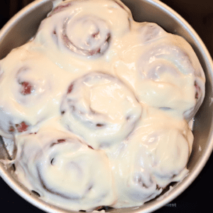 Red Velvet Cinnamon Rolls - Moveyuhhand