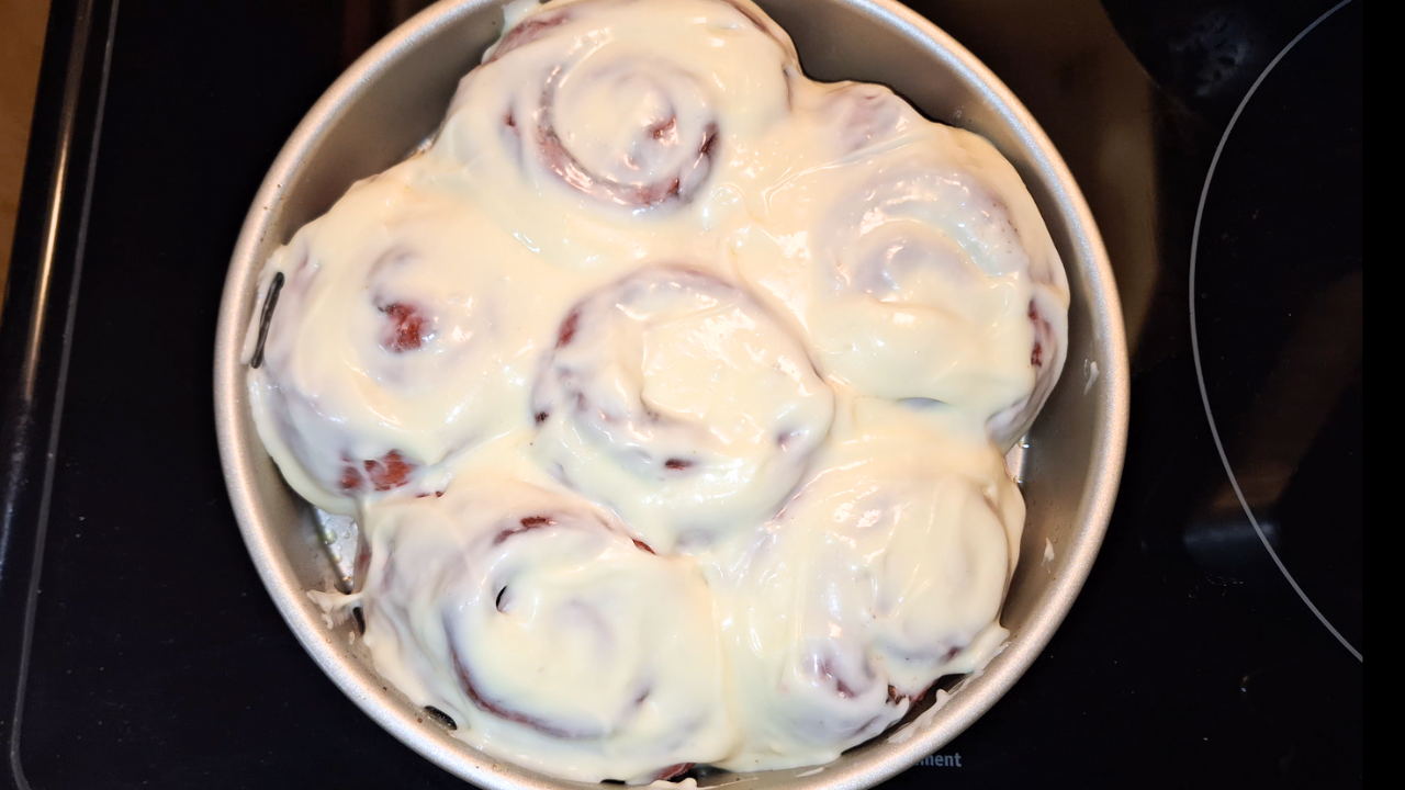 Red Velvet Cinnamon Rolls - Moveyuhhand