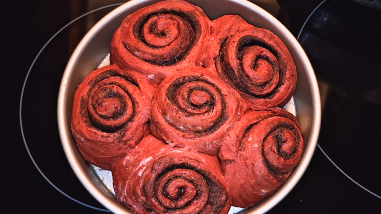 Red Velvet Cinnamon Rolls1 - Moveyuhhand